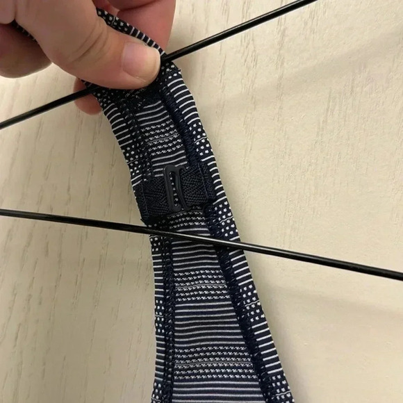 Athleta max out navy white tieup scoop back tank XL Great Condition Bra Holder - Picture 5 of 6